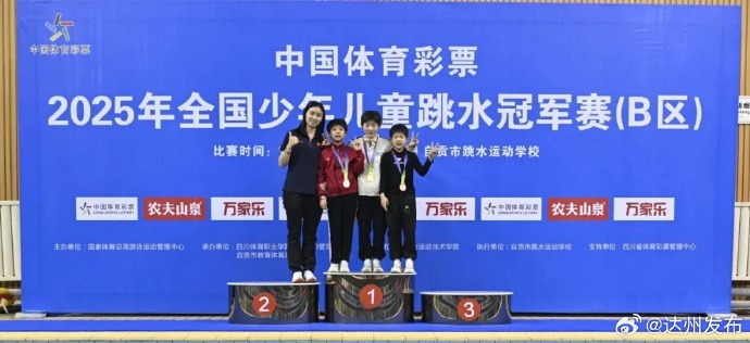 默在背后付